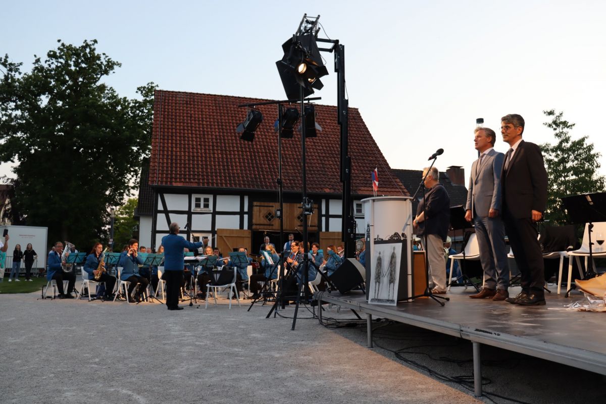 Die Bürgermeister Michael Berens und François Guy Trébulle sangen die deutsche und französische Nationalhymne.