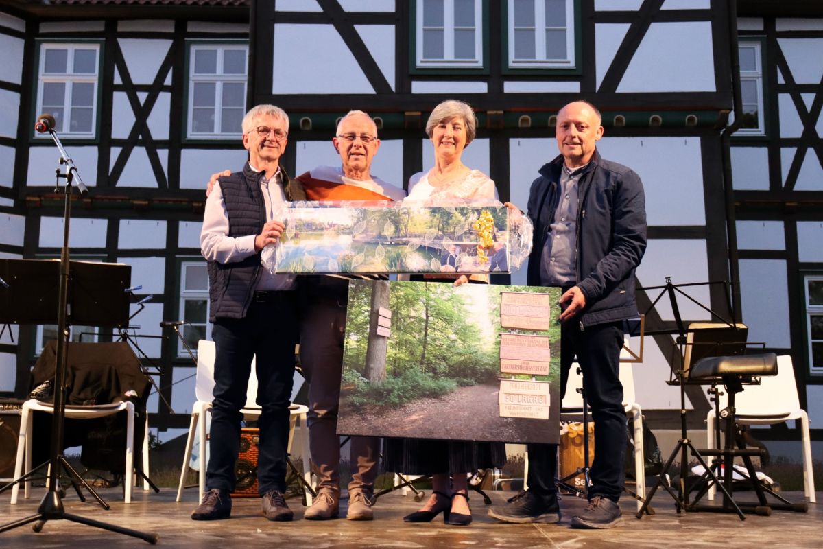 Leonard Janus, François Lionaz, Agnès Caball und Mike Bull auf der Bühne im Schlossgarten.