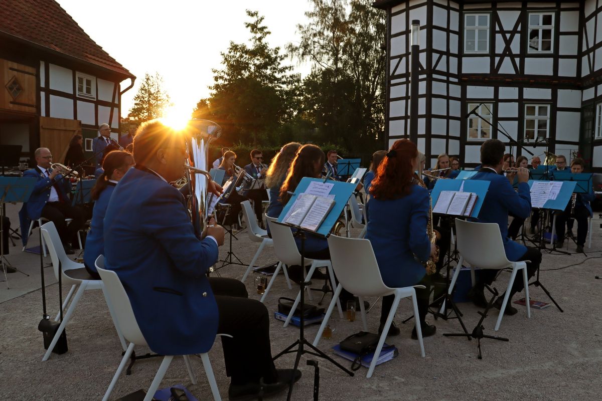 Das Blasorchester Hövelhof unterhielt die Besucherinnen und Besucher mit Musikstücken.