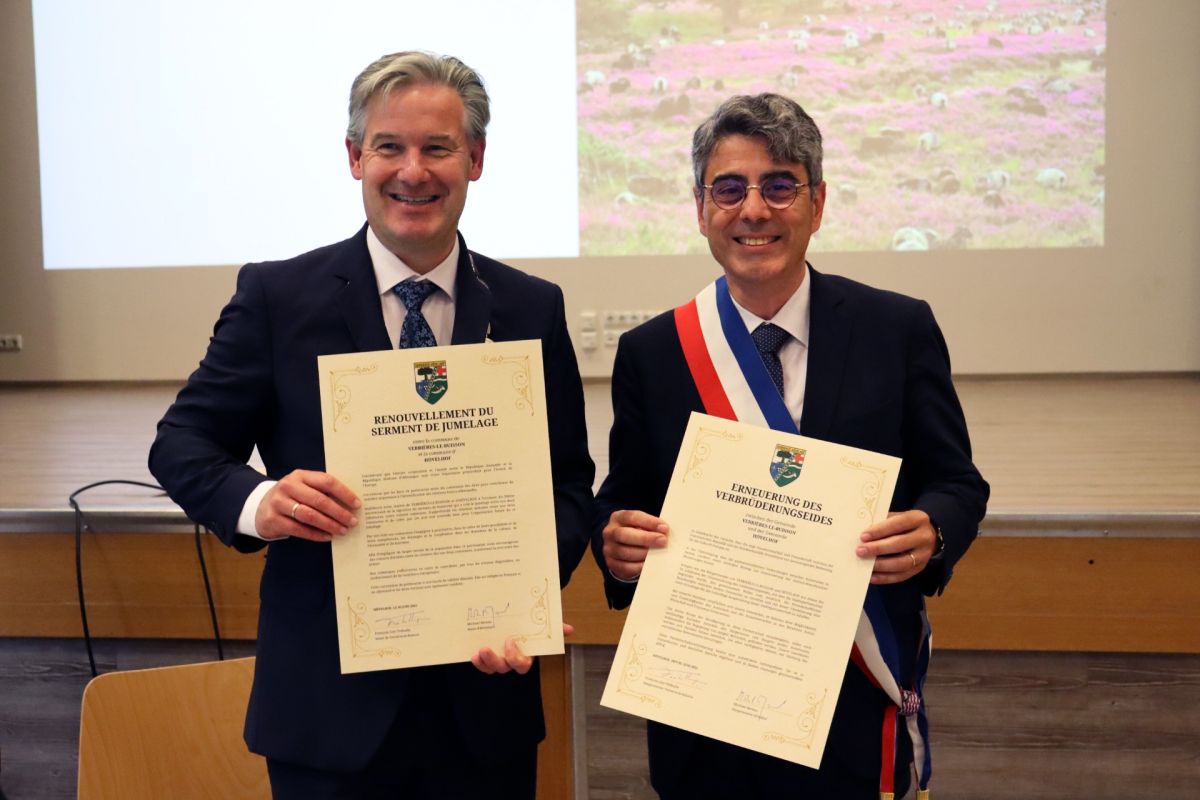 Mit ihrer Unterschrift haben Die Bürgermeister Michael Berens (l.) und François Guy Trébulle den Verbrüderungseid erneuert.