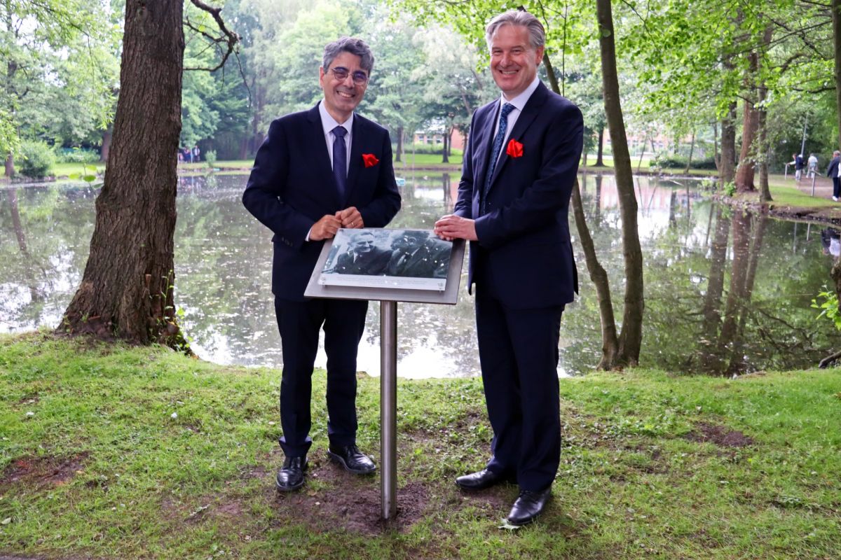 Die Bürgermeister François Guy Trébulle (l.) und Michael Berens besichtigten gemeinsam die Ausstellung.