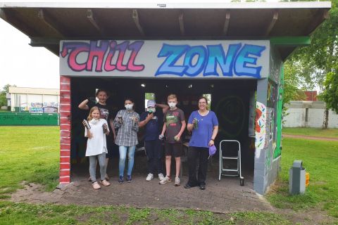 Junge Hövelhofer bringen Farbe in die „Chillout-Zone“