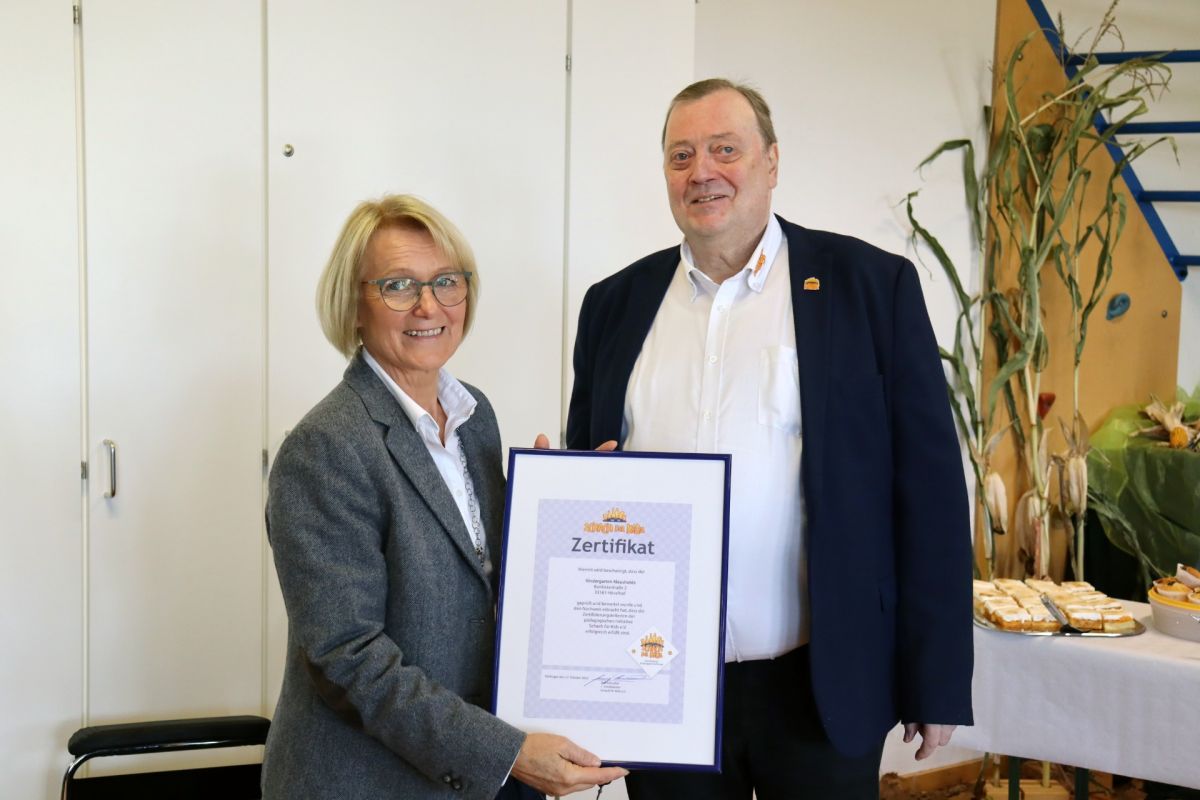 Kita-Leiterin Annemarie Kinkel nimmt die Urkunde von dem SfK-Vorsitzenden Ralf Schreiber entgegen