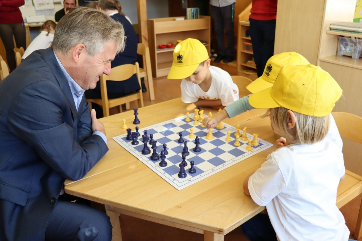 Stolz zeigten die Kinder Bürgermeister Michael Berens, wie gut sie das Schachspiel beherrschen