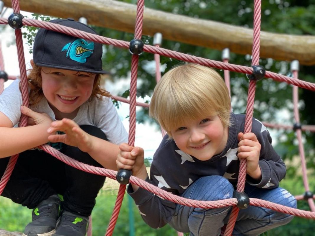 Kinder auf dem Klettergerüst am Kingergarten Klausheide