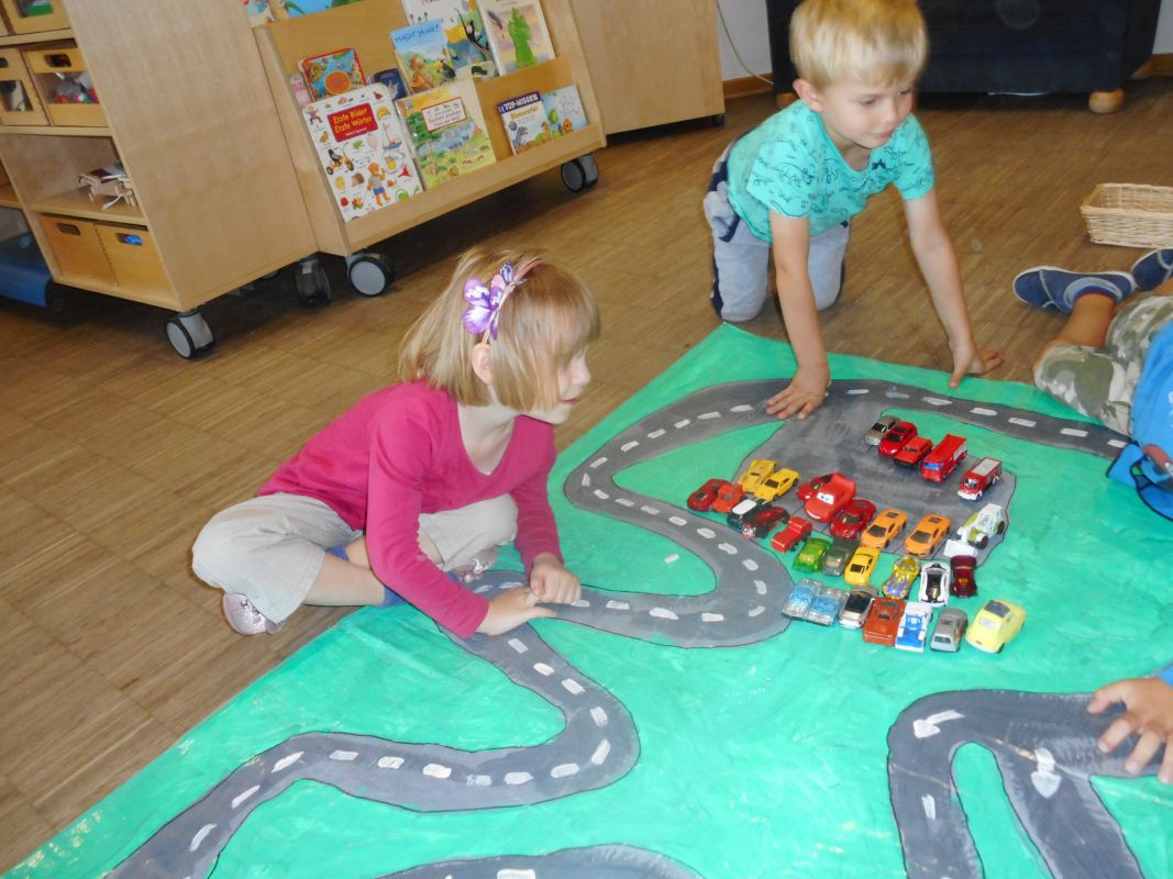 Kinder spielen mit Autos