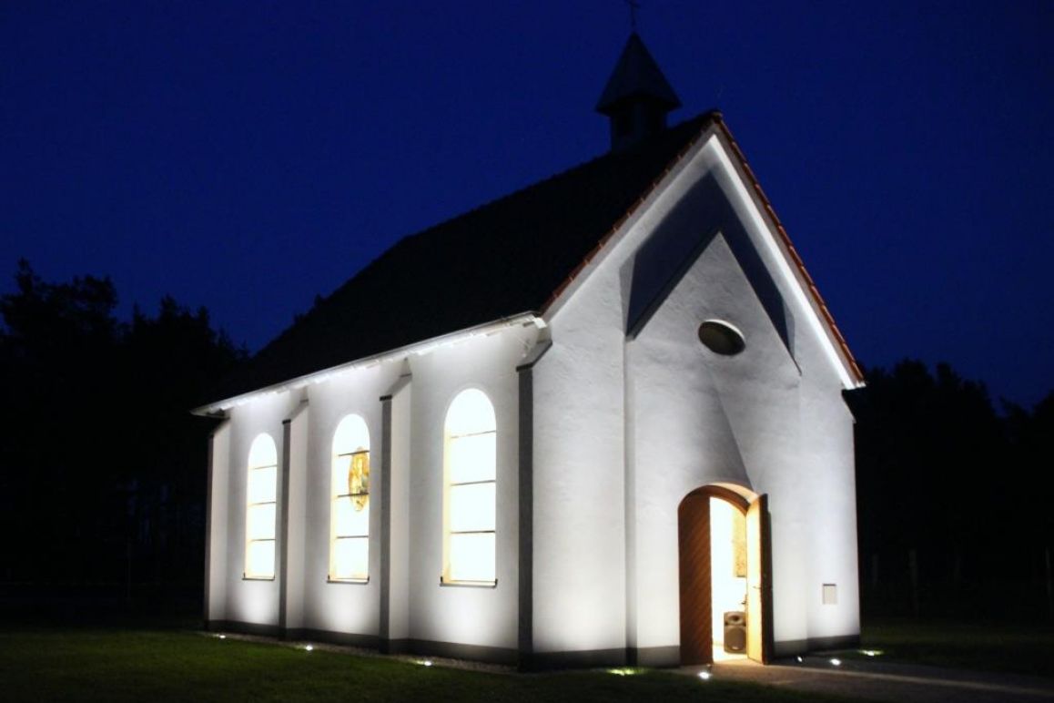 Hövelsenner Kapelle bei Nacht